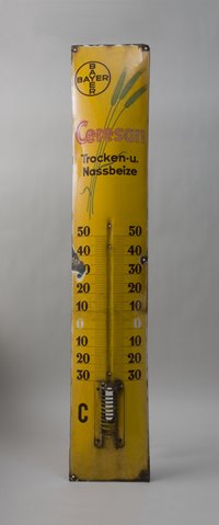 Reklameschild von "Bayer" mit Thermometer