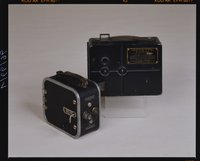 Objektbild für Katalog "Lebende Bilder. Eine Technikgeschichte des Films", 17,5-mm-Coco von Linhof, München 1921 (links) und 17,5-mm-Movette von der Movette Camera Corporation, Rochester 1917
