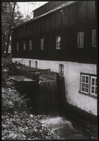 Papiermühle Niederzwönitz, Rückseite mit Wasserlauf (Foto aus dem technischen Museum Papiermühle Niederzwönitz)