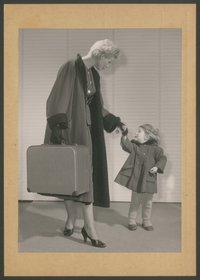 Fotografie: Frau mit Koffer für Zündapp-Nähmaschine sowie Kind an der Hand