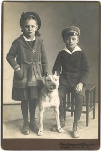 Unbekannte Kinder mit Hund (Prenzlau)