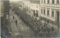 Bärwalde (Neumark) [Mieszkowice]: Wilhelmstraße, Einmarsch eines Regiments um 1914 (Bild 6)