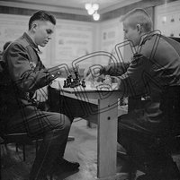 Fotografie: Soldaten beim Schachspielen, Berlin-Karlshorst, 27. Januar 1994