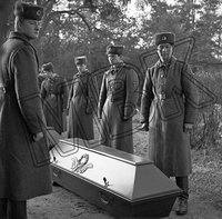 Fotografie: Umbettung von sowjetischen Gefallenen auf den Dorffriedhof, Briesen, Dezember 1992
