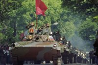 Fotografie: Parade mit gepanzerten Fahrzeugen zur Verabschiedung der WGT, Wünsdorf, 11. Juni 1994