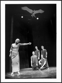 Bild einer Szene aus "Antigone", einer Studio-Inszenierung an der Hochschule für Schauspielkunst