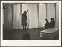 Szenenbild aus einer Inszenierung von „Berliner November“ an der Hochschule für Schauspielkunst Ernst Busch